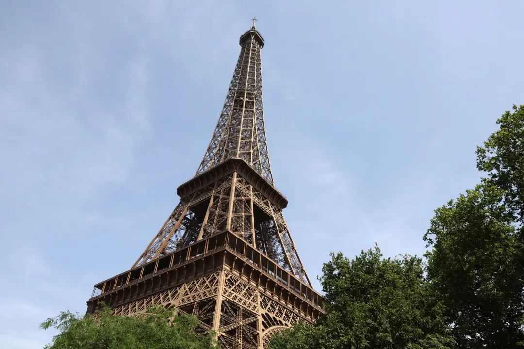 Diretor da Torre Eiffel deixará o cargo no fim do ano após a polêmica de afastar funcionárias durante visita religiosa …