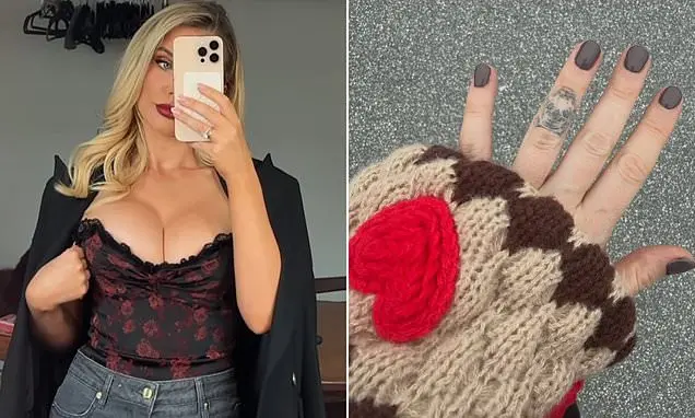Helen Flanagan, a ex estrela de Coronation Street, apareceu com um corset preto decorado com rosas vermelhas. Ela vai t…