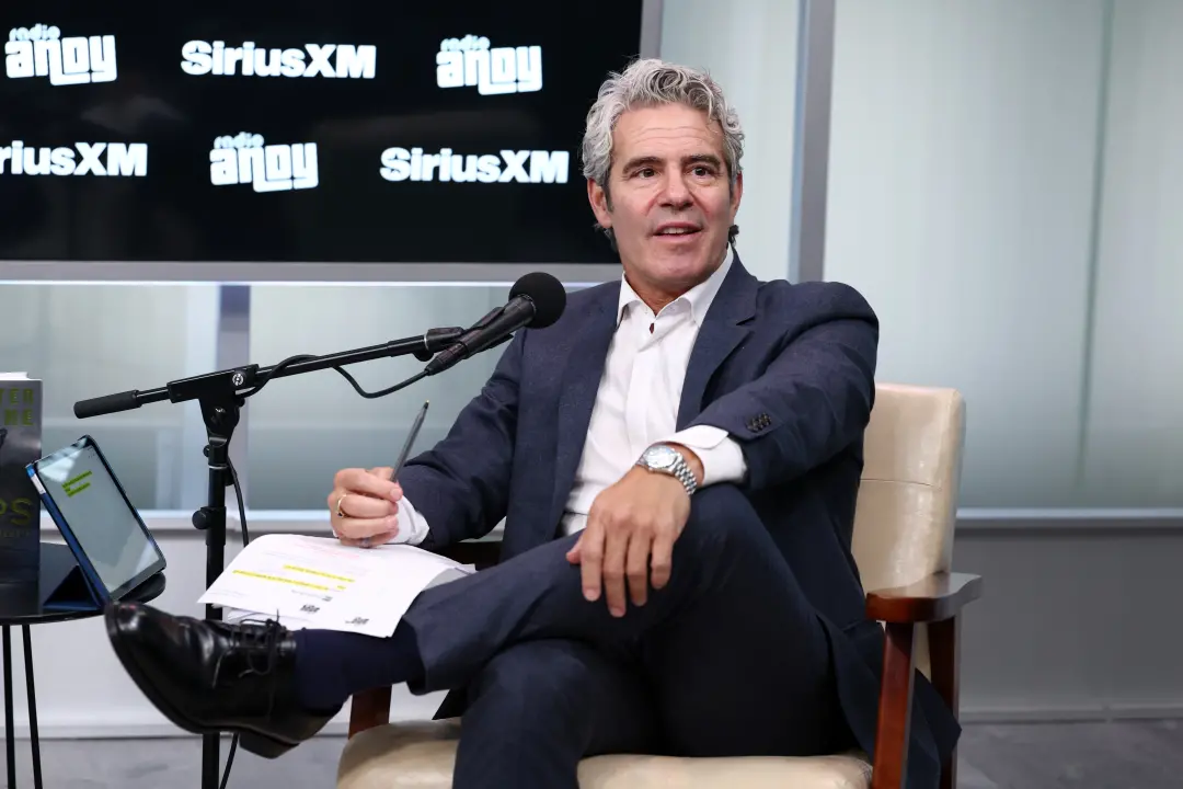 Andy Cohen, em Nova York, teve seu filho Benjamin e filha Lucy trazidos por barriga de aluguel em 2019 e 2022. Parece q…