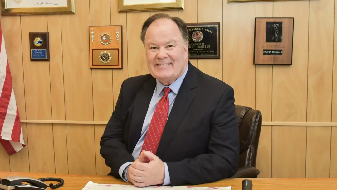 Dennis Haskins, ator de Saved by the Bell, faleceu aos 75 anos. O personagem Sr. Belding marcou mais de dez anos na Bay…