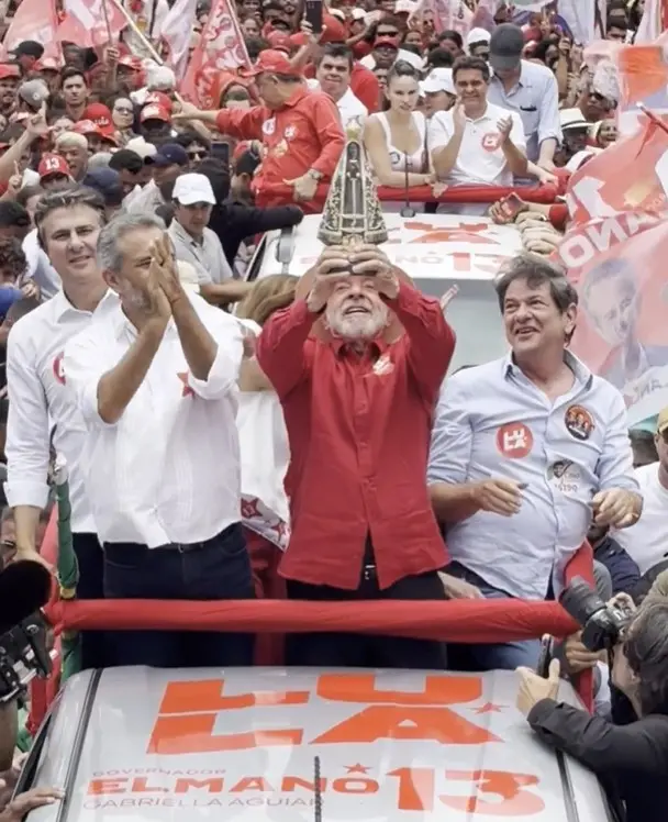 Lula recebeu uma estatueta de Nossa Senhora durante caminhada de campanha em Fortaleza. O gesto acontece num momento em…