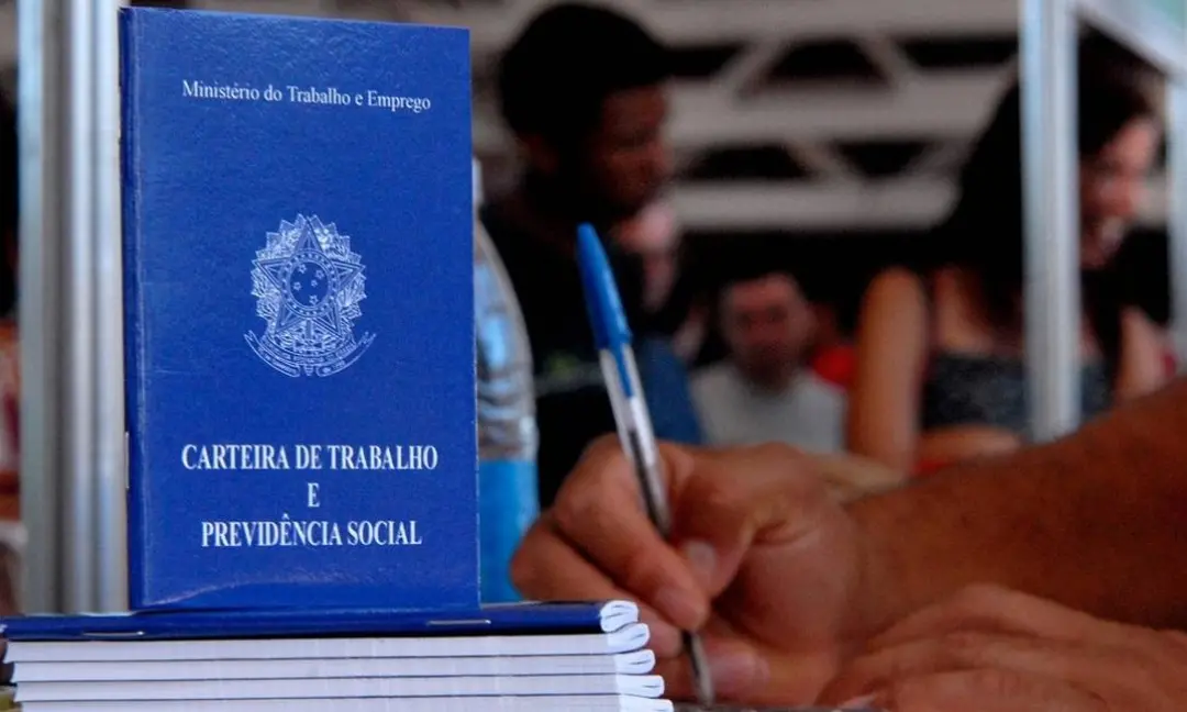 5,3 taxa de desemprego no trimestre que termina em agosto. Essa queda, que é a menor desde 2012, mostra um respiro no m…