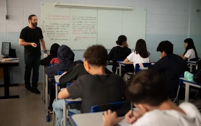 Menos da metade dos alunos de 15 anos no Brasil tem habilidade de interpretação de texto, segundo avaliações recentes d…