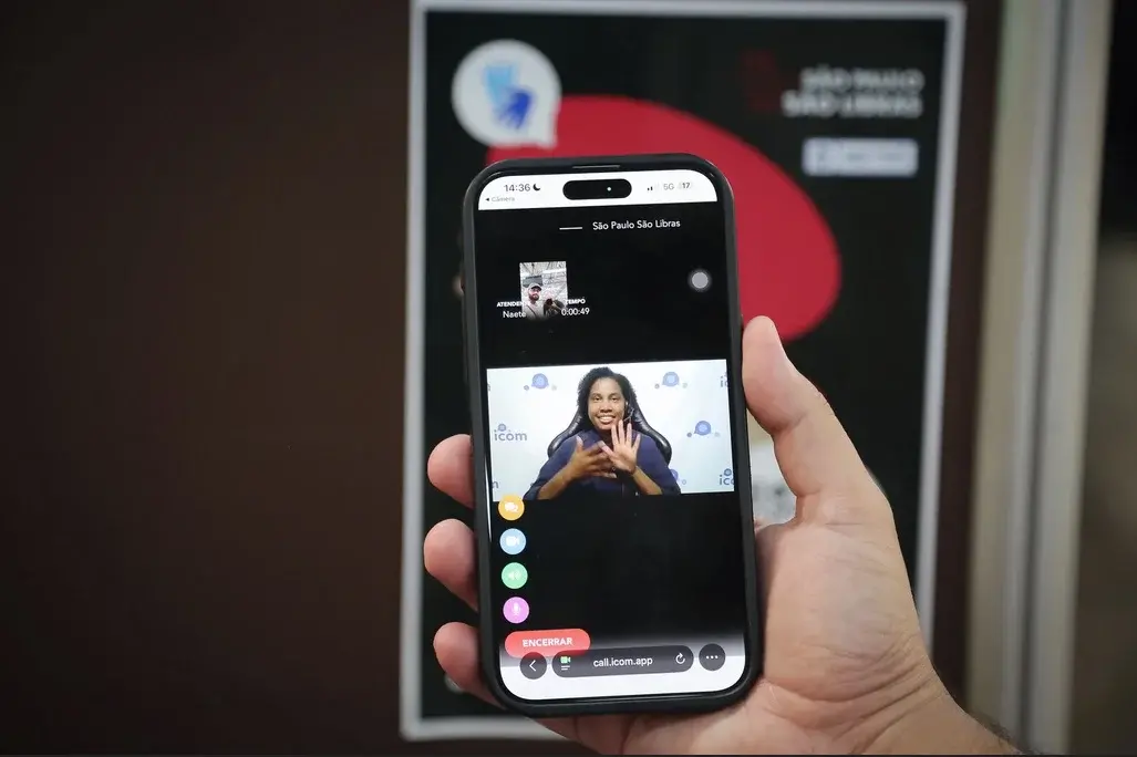 A Central de Interpretação de Libras garante suporte para eleitores surdos em São Paulo, com atendimento via videochama…