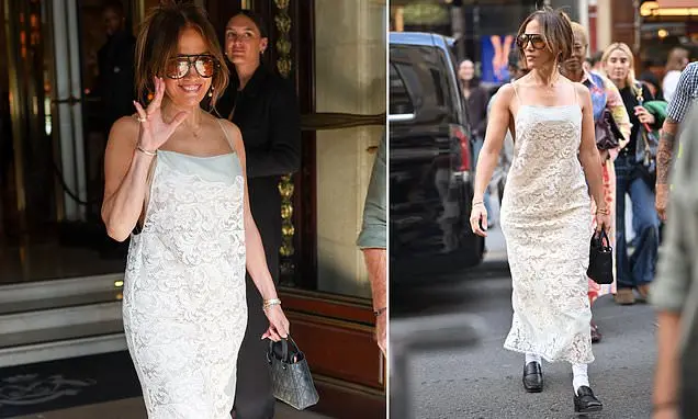 Jennifer Lopez, aos 57 anos, foi vista em Paris Fashion Week saindo do hotel em um vestido de renda prateado sem transp…