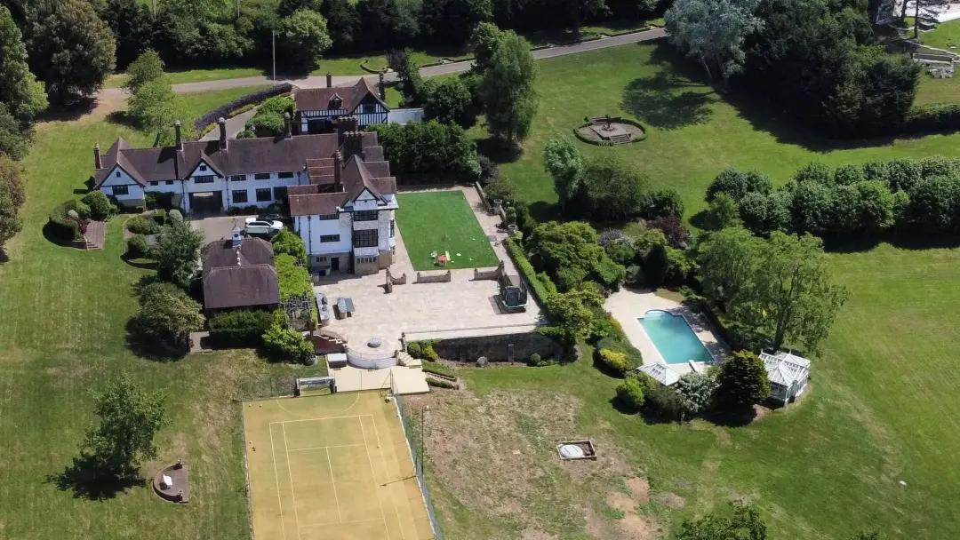 Billi Mucklow, 37 anos, enfrenta um revés sério no divórcio com Andy Carroll enquanto vendem a casa antiga. Esperava-se…