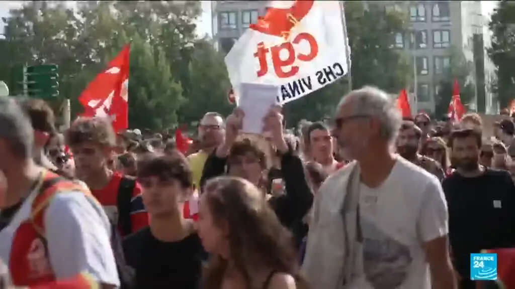 Mais de 170 manifestações planejadas por sindicatos na França exigem mais verba para escolas e hospitais. É um reflexo …