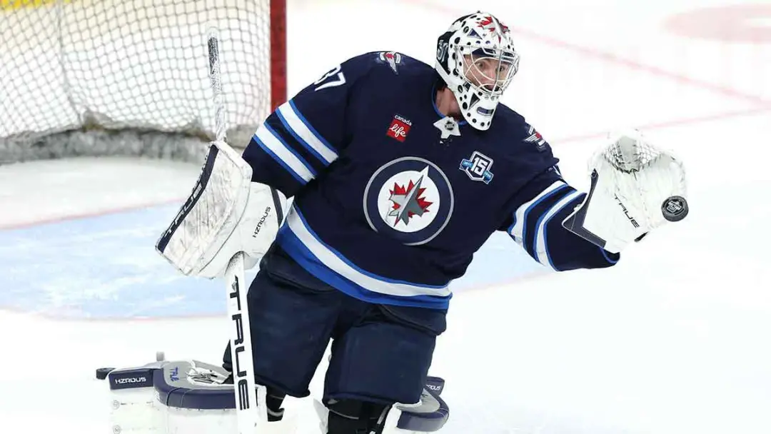 Carolina é a equipe mais interessada em uma possível troca pelo goleiro Connor Hellebuyck. Esse movimento acontece porq…