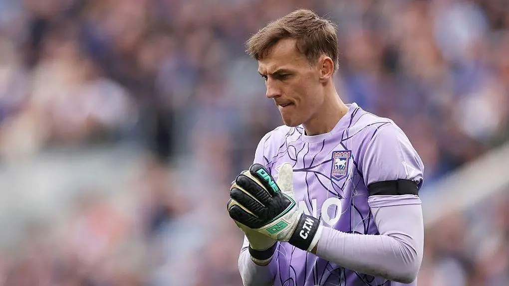 Christian Walton assinou uma extensão de contrato de um ano no Ipswich Town, válida até junho de 2029. A permanência de…