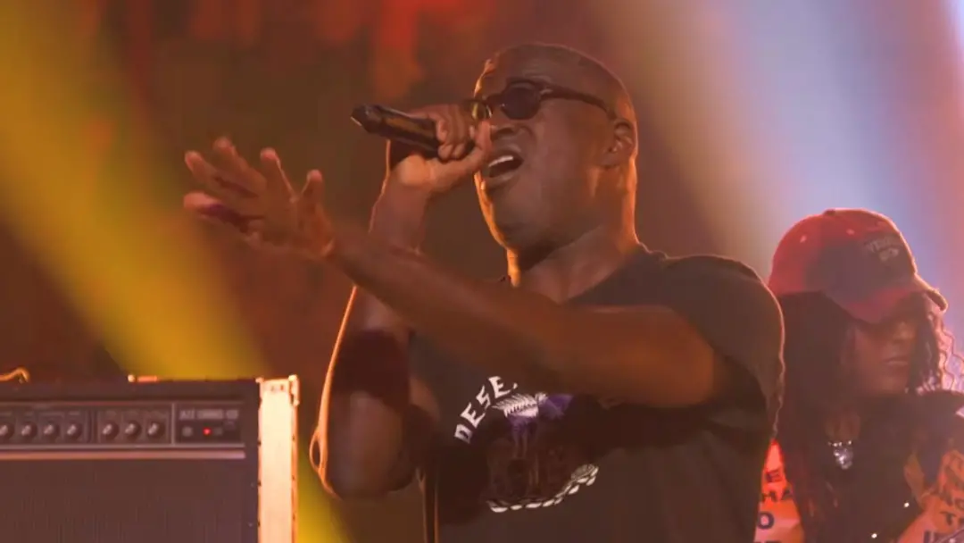 TV on the Radio celebrou os 20 anos do album Return to Cookie Mountain com uma performance de Wolf Like Me no Kimmel em…