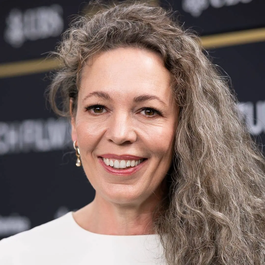 Olivia Colman apareceu diferente no Festival de Cinema de Zurique, com uma transformação dramática no cabelo longo. Ach…