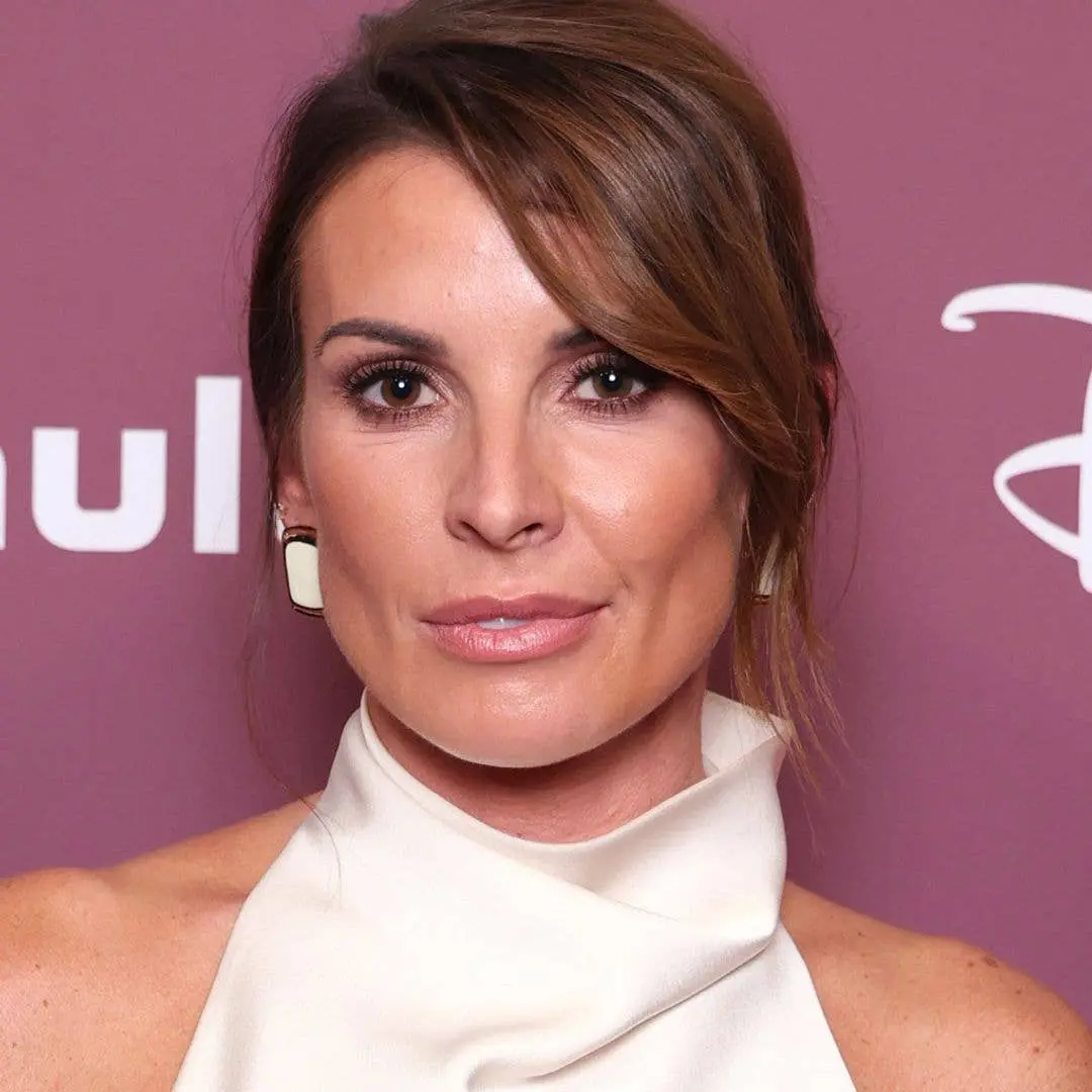 Coleen Rooney usou um colar com nomes dos filhos na série documental The Real Rooneys no Disney+. Dá pra encontrar vári…