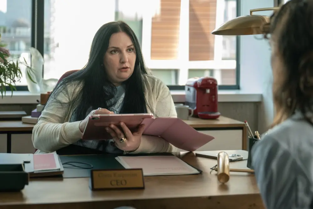 Três séries britânicas da A24, It Gets Worse, Major Players e The Ministry of Time, vão para a Paramount+ nos Estados U…