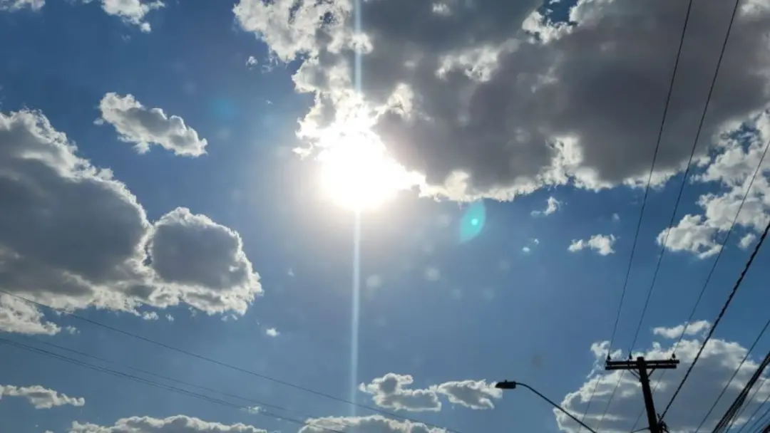 Nova Xavantina, Mato Grosso, atingiu 43,3°C segunda-feira, o maior calor do país em 2026. Essa onda de calor em várias …