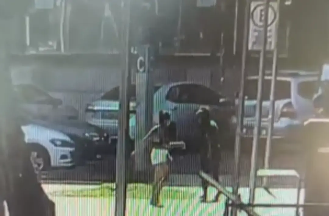 Setor Comercial Sul, DF, viu mulher ser detida por atacar outra com vidro quebrado, ferindo nos braços e pescoço. É um …