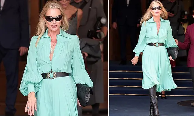 Kate Moss em um vestido camisa verde menta deixando o Ritz durante a Semana de Moda de Paris. A elegância em momentos a…