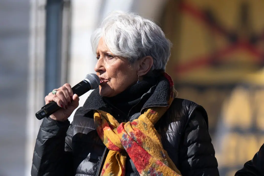 Joan Baez falou na Rolling Stone que a ação é o antídoto para o desespero antes do Power to the People Festival. Acho i…