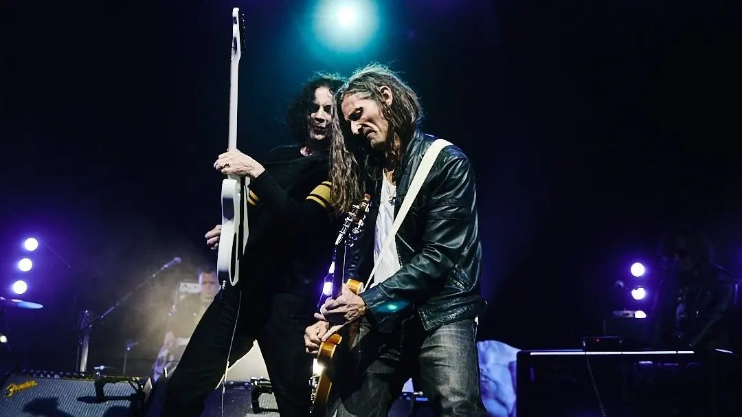 Nick Valensi voltou ao palco na noite de segunda, surpresa ao lado de Jack White em Los Angeles. É uma aparição inesper…