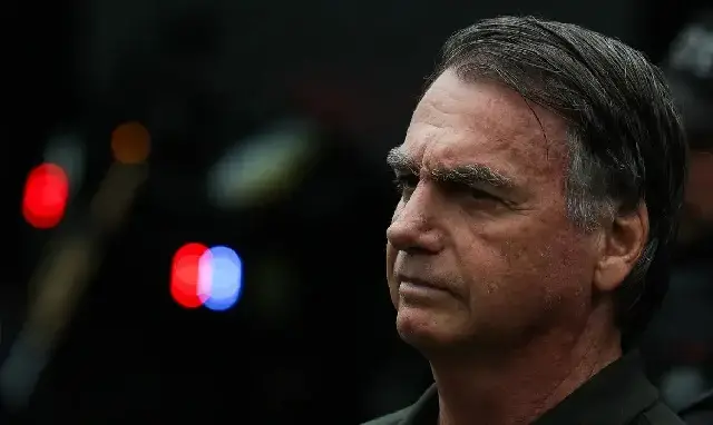 Ministro Alexandre de Moraes autorizou a entrada de barbeiro na casa do ex-presidente Bolsonaro, com o profissional pod…