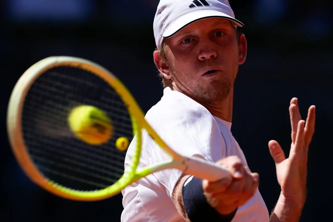 Davidovich conquistou outro título em Chengdu, superando Hubert Hurkacz por 6-4 e 7-6(9) no ATP 250. O fato é que ele c…