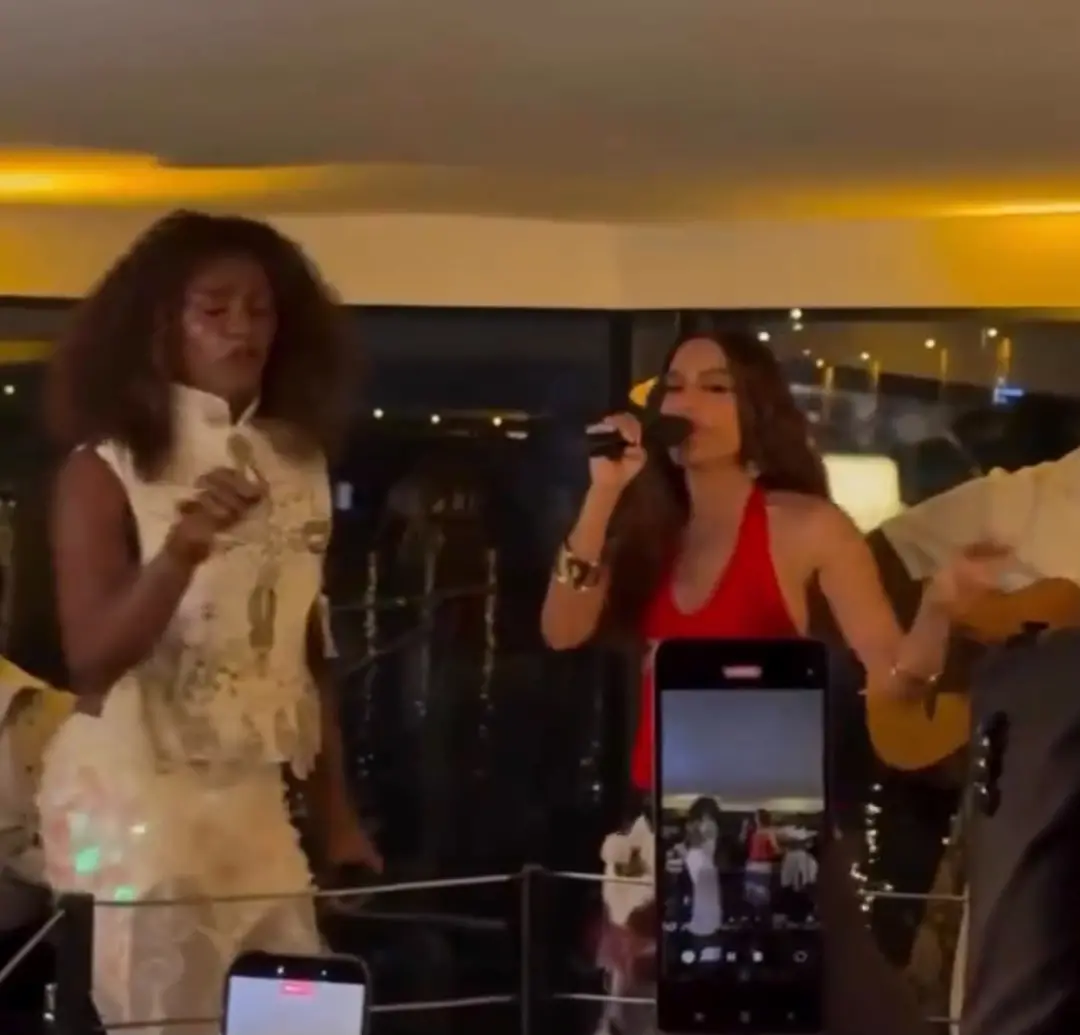 Paris, no Rio Sena, foi a noite de Anitta e Taís Araujo após o Le Défilé da Semana de Moda. Gostei de ver as brasileira…