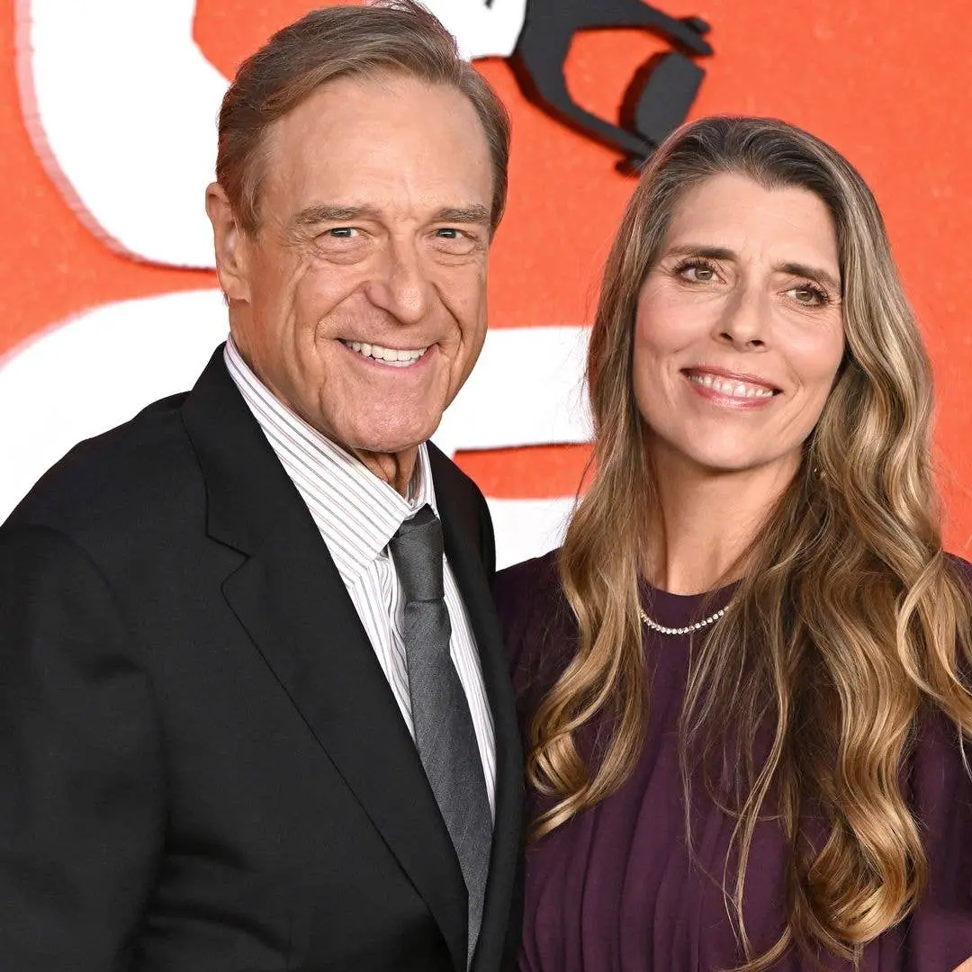 John Goodman em um terno sob medida ao lado da esposa Anna na estreia de Digger em Los Angeles. Achei a união dos dois …
