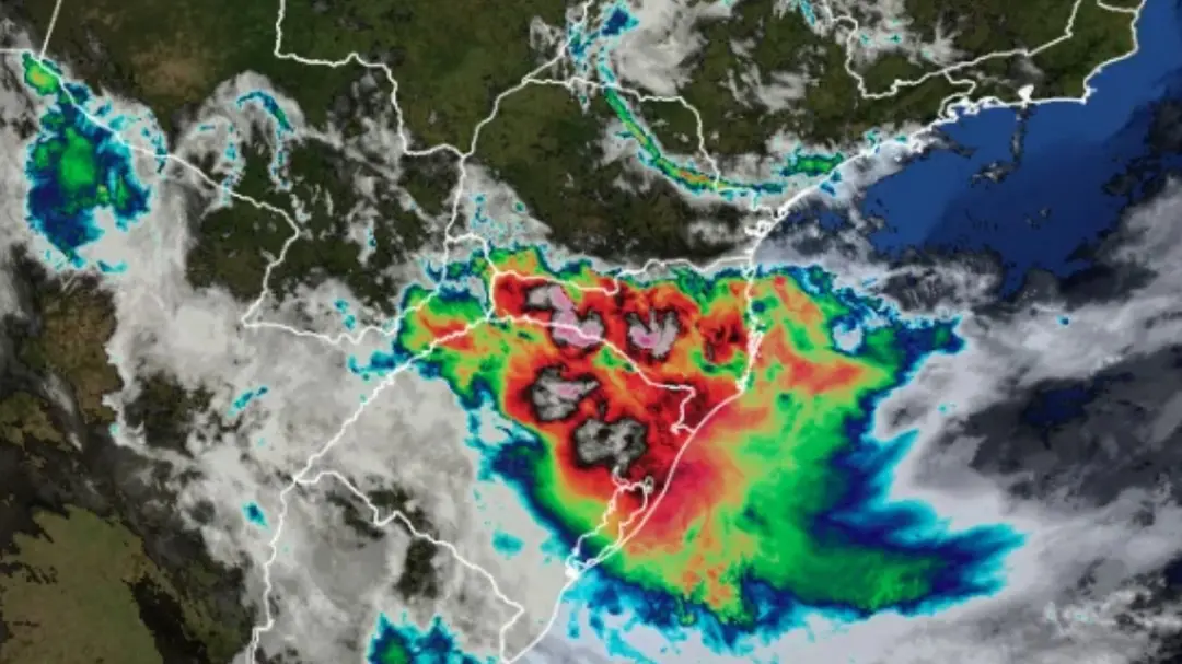 Ciclone extratropical pode trazer ventos de até 100 km/h para o Paraná, com alerta laranja de temporais em quase todo o…