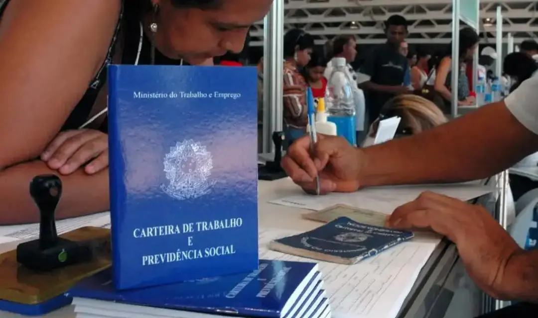 5,8 milhões de pessoas estão desocupadas no Brasil em agosto, mantendo a taxa de desocupação em 5,3% no trimestre. A ge…