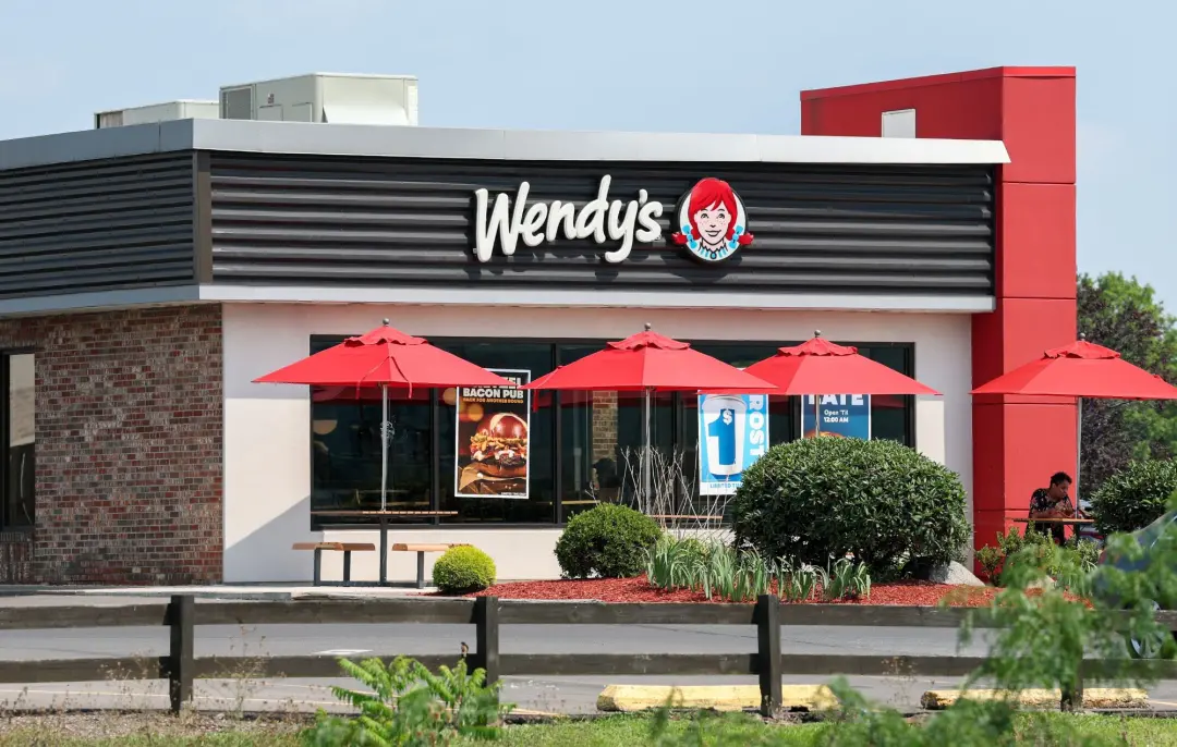 Wendy s lançou um EP novo com temas emo, juntando membros de bandas como Silverstein e Memphis May Fire. A ideia de uma…