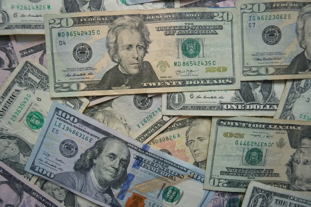 R$ 5,213 na venda, o dólar à vista recuou terça com cenário eleitoral e exterior em foco. Esse movimento mostra a caute…