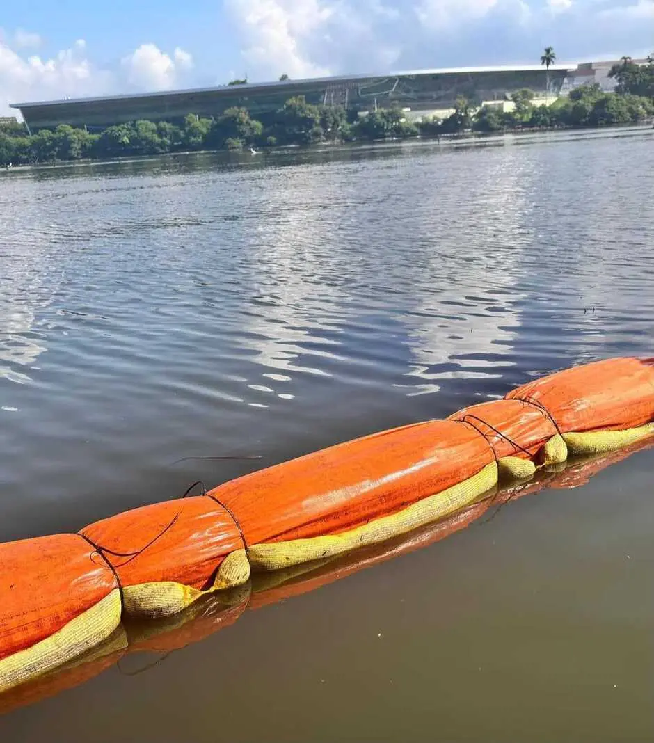 240 quilos de cabelos descartados viraram fardos em barreira na Ilha do Fundão para conter óleo e poluentes da Baía de …