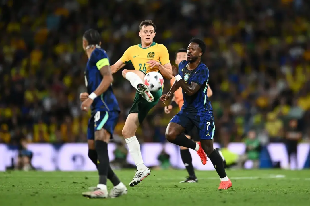 Vinte e nove de março, Brasil vence a Austrália por 4 a 2 em Brisbane. A vitória, com gols de Bruno Guimarães e Vini Jr…