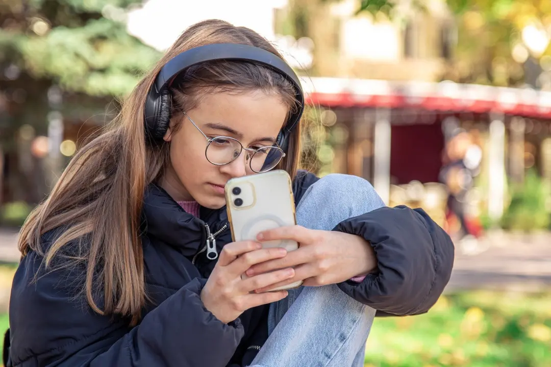 70% das crianças de 12 anos possuíam celular próprio, e 24% delas mostraram sintomas de transtorno alimentar aos 14 ano…