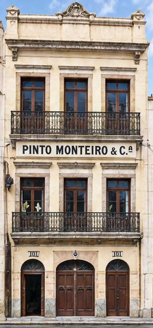 Pinto Monteiro, fabricante de gravatas no Centro do Rio, mostrava a produção em 1903, com muitas mulheres nas bancadas …