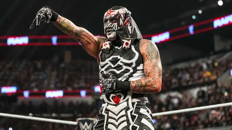 Pac, ex-competidor da WWE, foi homenageado por Penta na Monday Night Raw. A homenagem veio com a palavra Pac estampada …