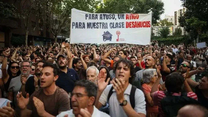 Espanha propõe suspender despejos até 2030 e renovar aluguéis automaticamente. A medida vem após protestos, como o desp…