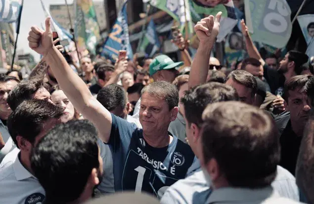 53 por cento das intenções de voto pra Tarcísio no primeiro turno de SP, segundo a pesquisa. Essa vantagem de 15 pontos…