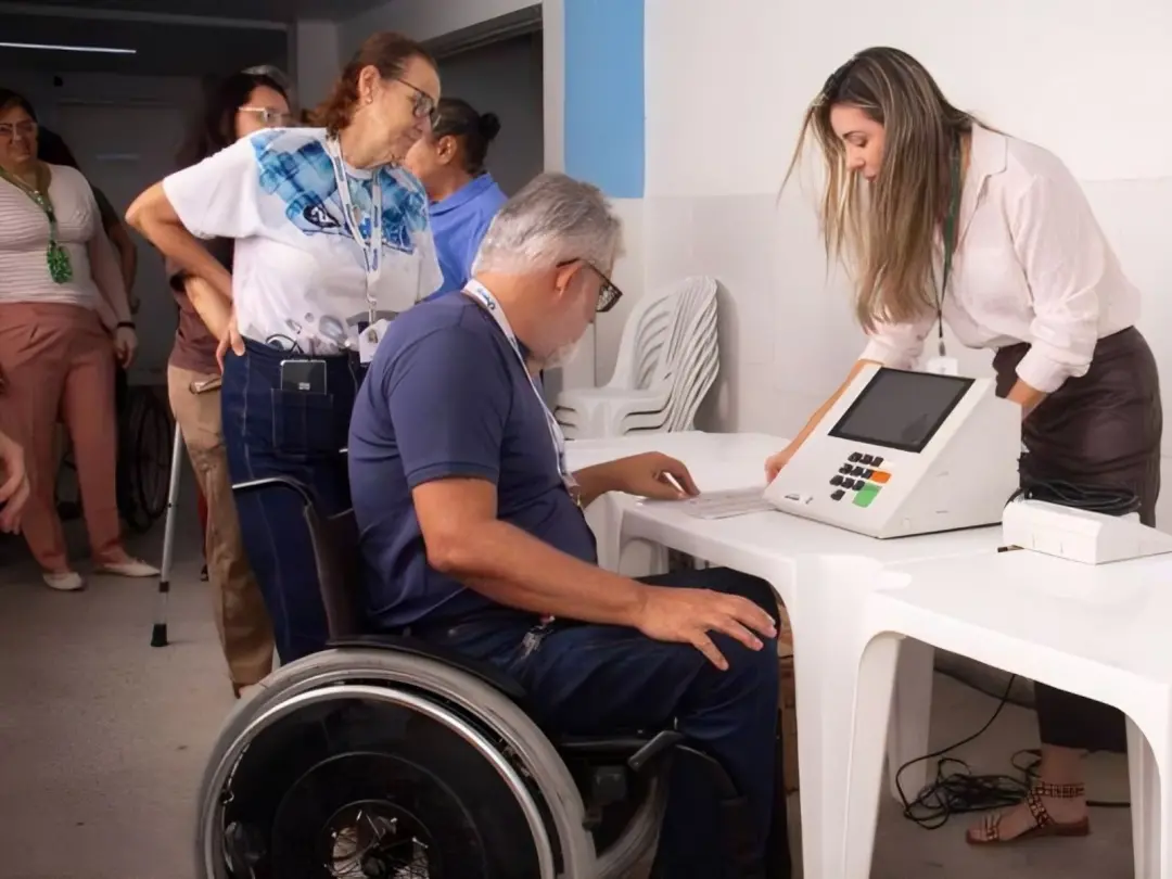 Quatro eleitores com deficiência pediram transporte gratuito em Rio Branco no primeiro turno das Eleições 2026. O servi…