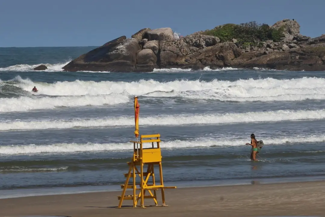 Praia de Pitangueiras, em Guarujá, teve um venezuelano que morreu afogado após ignorar as orientações dos guarda-vidas …