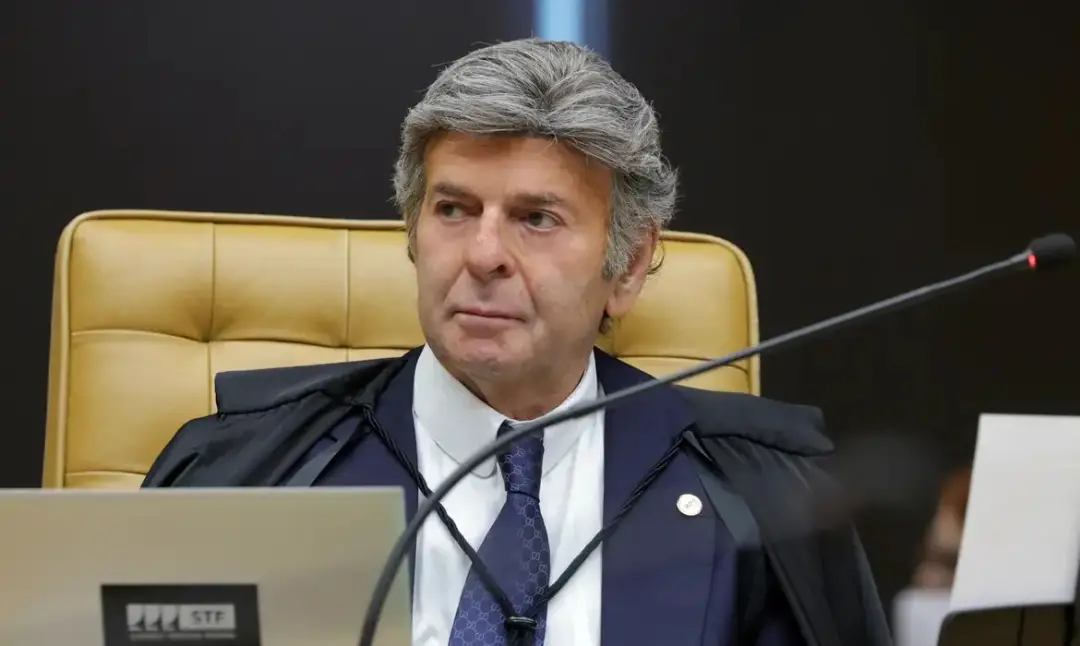 Ministro Fux suspendeu a decisão de Dino que derrubava ordem do TSE sobre fake news de Flávio Bolsonaro em Nossa Senhor…