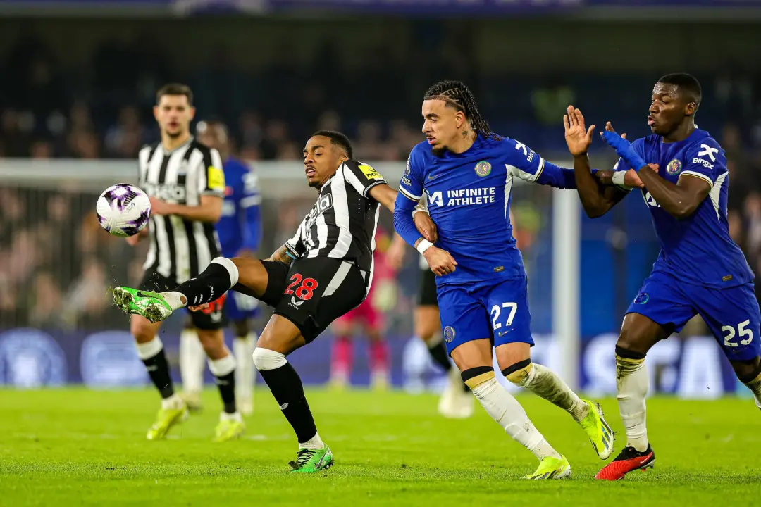 Joe Willock, meio-campista do Newcastle, está na mira do Besiktas com propostas para janeiro. O presidente do clube tur…