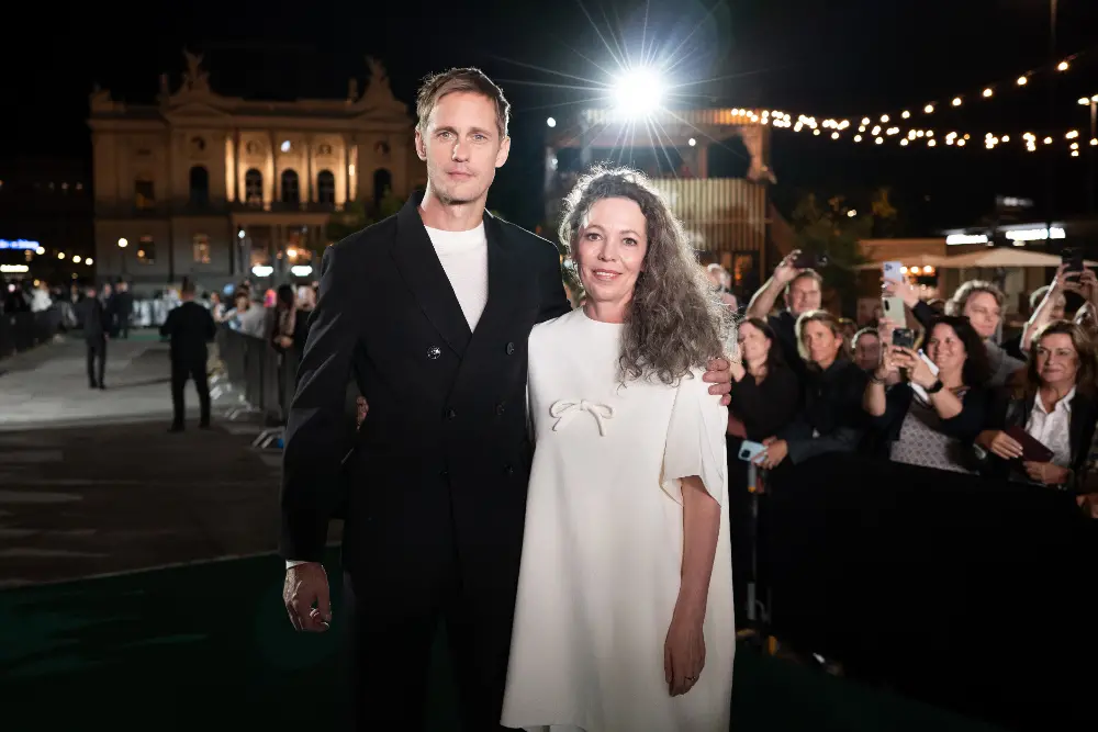 Olivia Colman e Alexander Skarsgård no filme Wicker, com cenas eróticas destacadas. Dizem que é duas almas sendo gentis…