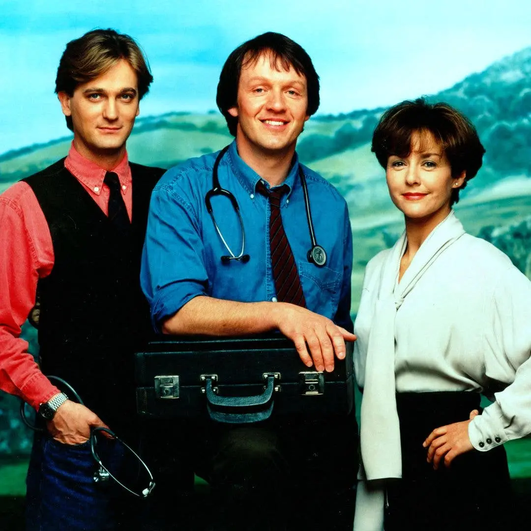 Peak Practice, drama médico britânico, agora está disponível na ITVX com a Amanda Burton e Kevin Whately. Achei legal q…