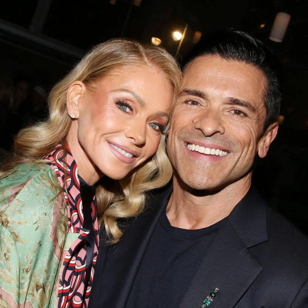 Mark Consuelos voltou ao programa ao vivo poucos dias após cirurgia no dedão. É um gesto de força dele voltar assim, me…