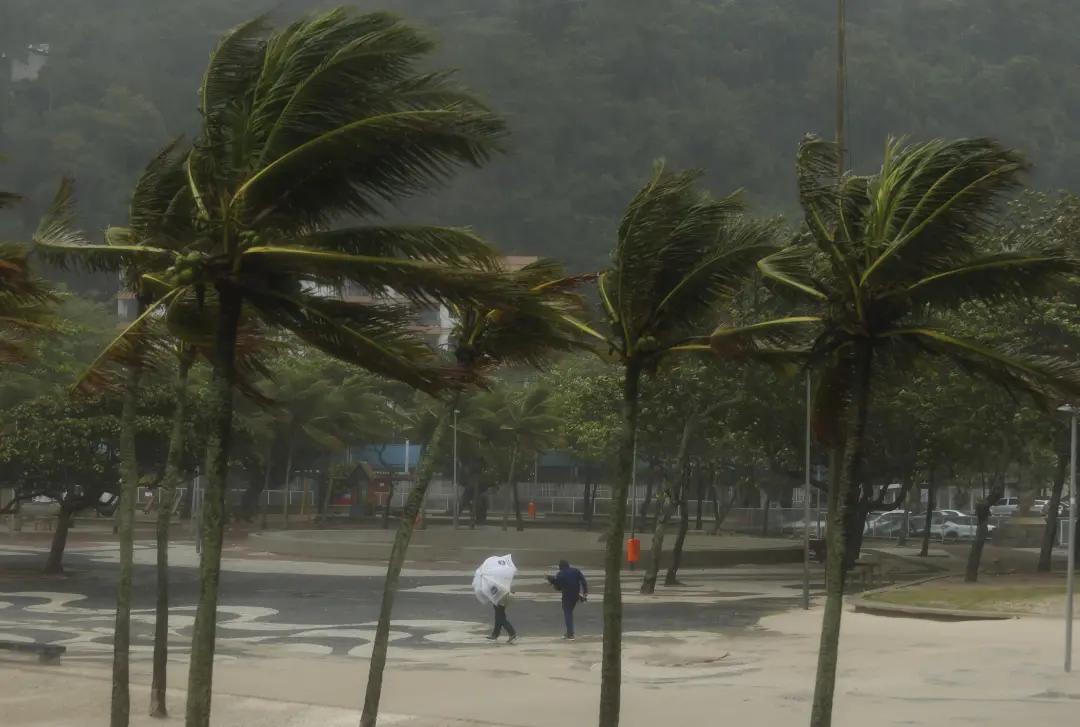 Rio de Janeiro terá máxima de 36 graus na terça, mas espera chuva e ventos fortes a partir da tarde. É um ciclo de inst…