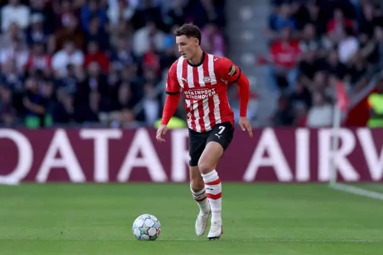 Roma mirou em Ruben van Bommel do PSV, que custou 15 milhões de euros. Um jovem com bom perfil técnico, mas o mercado d…