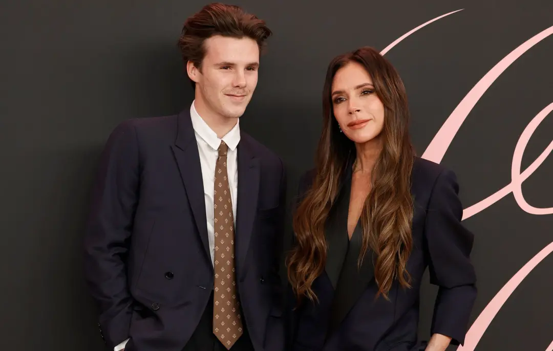 Victoria Beckham gravando vocais com Cruz no estúdio. A participação da mãe no projeto do filho mostra uma mistura de t…