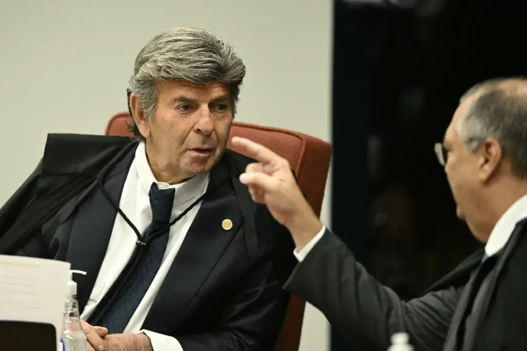 Fux suspendeu a decisão de Dino sobre a circulação de publicação falsa sobre Flávio Bolsonaro. Ele questionou se fazia …