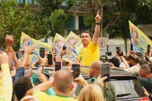 Flavio Bolsonaro chamou de mentirada a informação falsa de que ele iria tirar a Nossa Senhora Aparecida de Padroeira do…