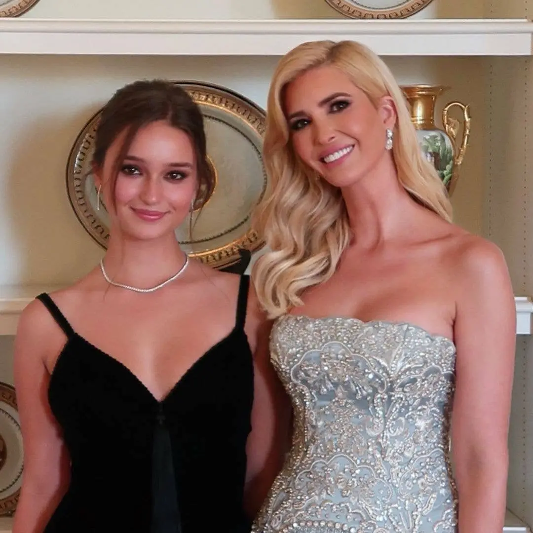 Arabella Rose Kushner, filha de Ivanka Trump, apareceu em um jantar de Estado na Casa Branca com um vestido preto marca…